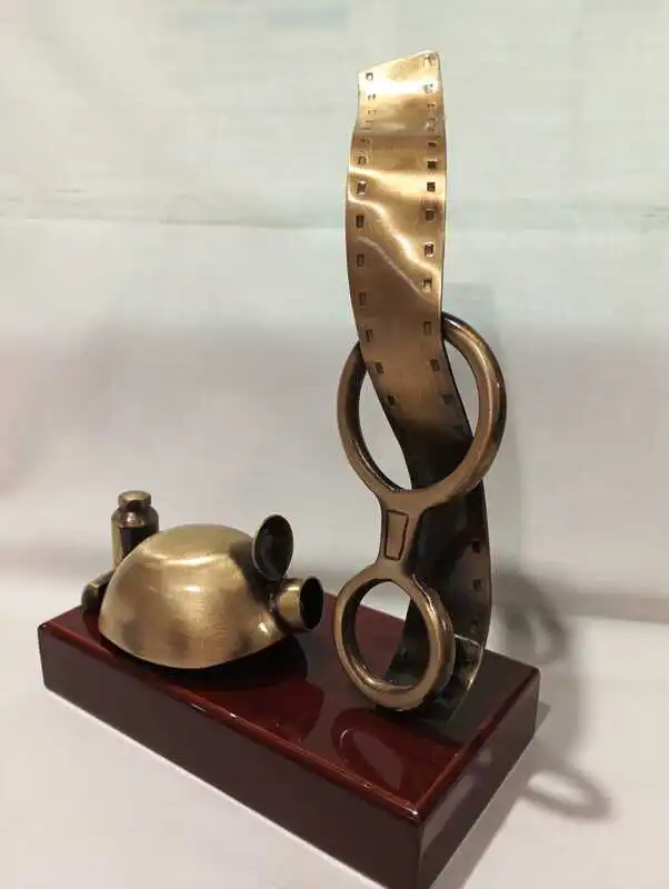 Trofeo con diseño original para los ganadores del certamen de cinema espeleo canyonig Imagen 1